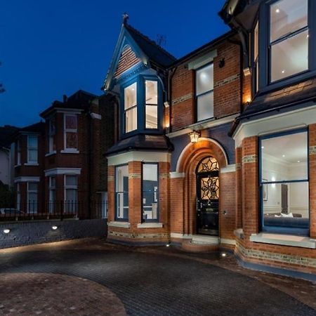 Dream House London With Gym, Cinema And Housekeeper Villa Ealing Eksteriør billede