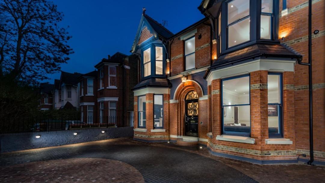 Dream House London With Gym, Cinema And Housekeeper Villa Ealing Eksteriør billede