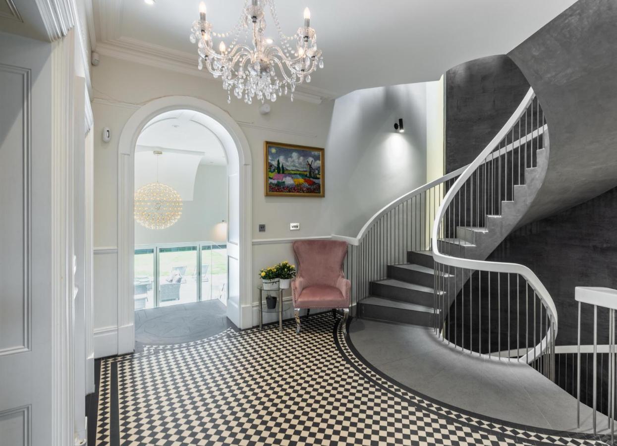 Dream House London With Gym, Cinema And Housekeeper Villa Ealing Eksteriør billede