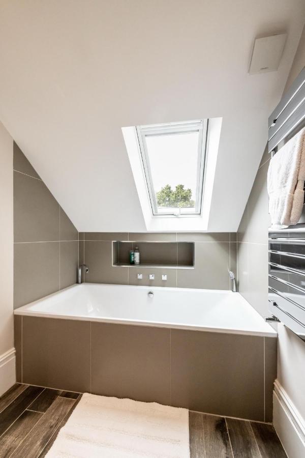 Dream House London With Gym, Cinema And Housekeeper Villa Ealing Eksteriør billede