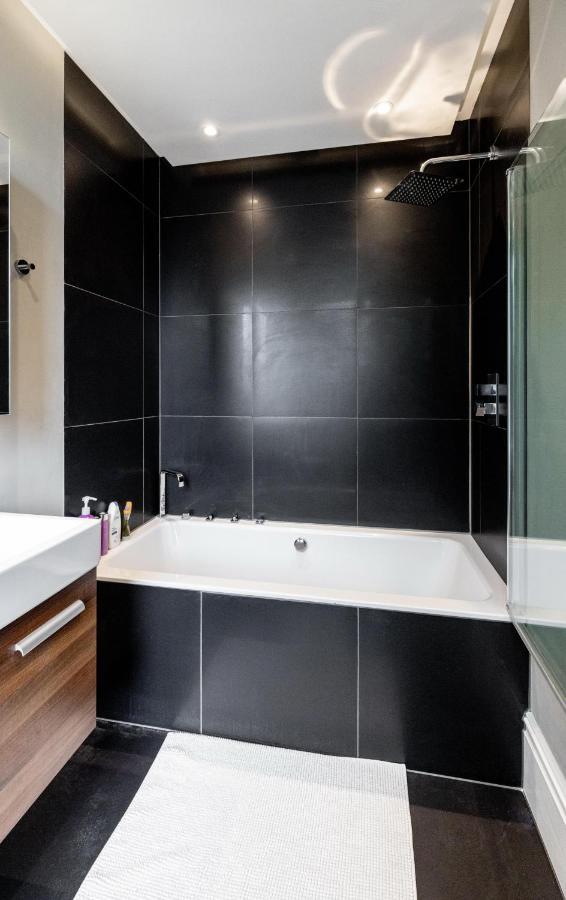 Dream House London With Gym, Cinema And Housekeeper Villa Ealing Eksteriør billede